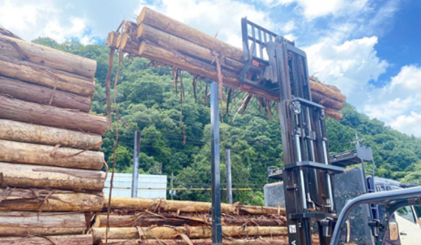 毎日、中四国の原木市場から丸太が運び込まれます
